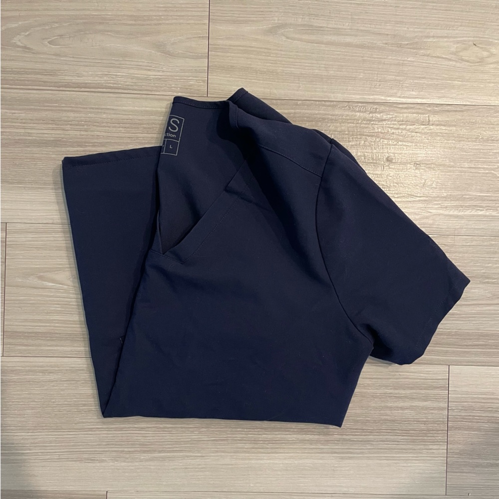 FIGS Casma Three Pocket Scrub Top Navy